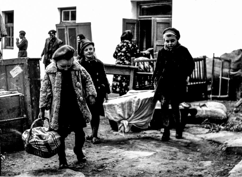 Osadnicy przybywający do Handlovej w 1945 r., źródło: Archiwum Państwowe w Trenczynie, oddział Archiwum w Bojnicach.